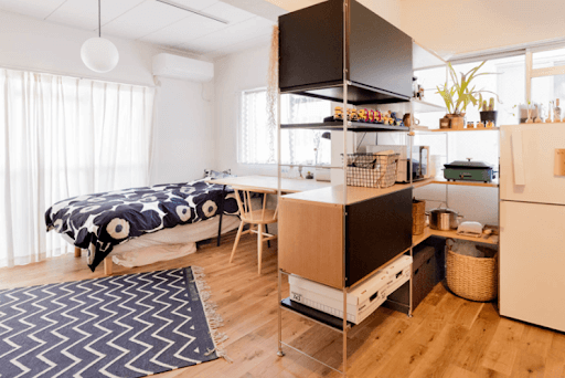 大きなデスクと、空間を仕切って繋ぐ棚。巧みな家具配置で使いこなすワンルーム | goodroom journal